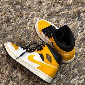 Nike Kids Yellow and Black Sneakers